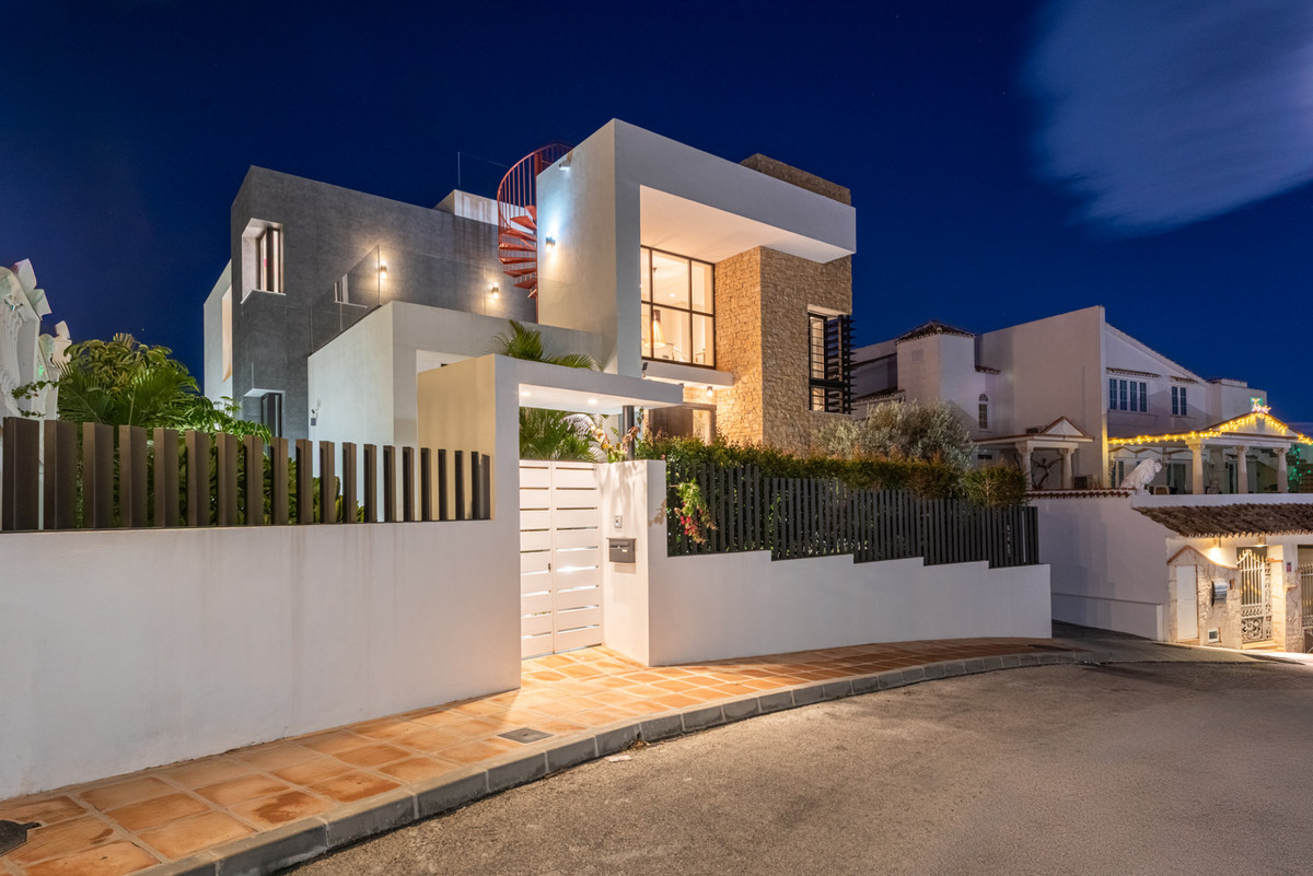 3 Bed Townhouse for sale in Cerros Del Aguila Costa Del Sol, Málaga, Spain