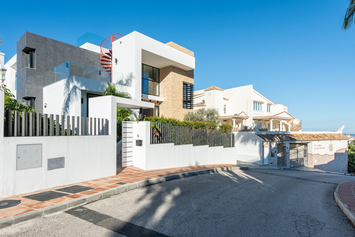 3 Bed Townhouse for sale in Cerros Del Aguila Costa Del Sol, Málaga, Spain