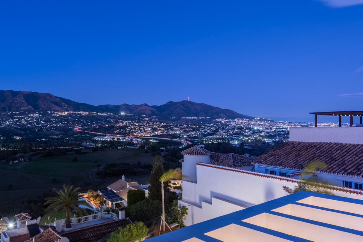 3 Bed Townhouse for sale in Cerros Del Aguila Costa Del Sol, Málaga, Spain