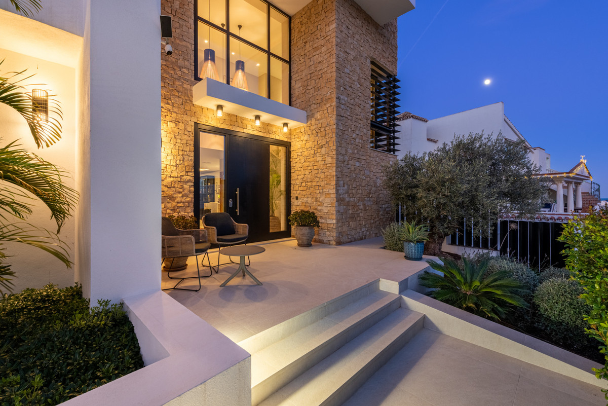 3 Bed Townhouse for sale in Cerros Del Aguila Costa Del Sol, Málaga, Spain