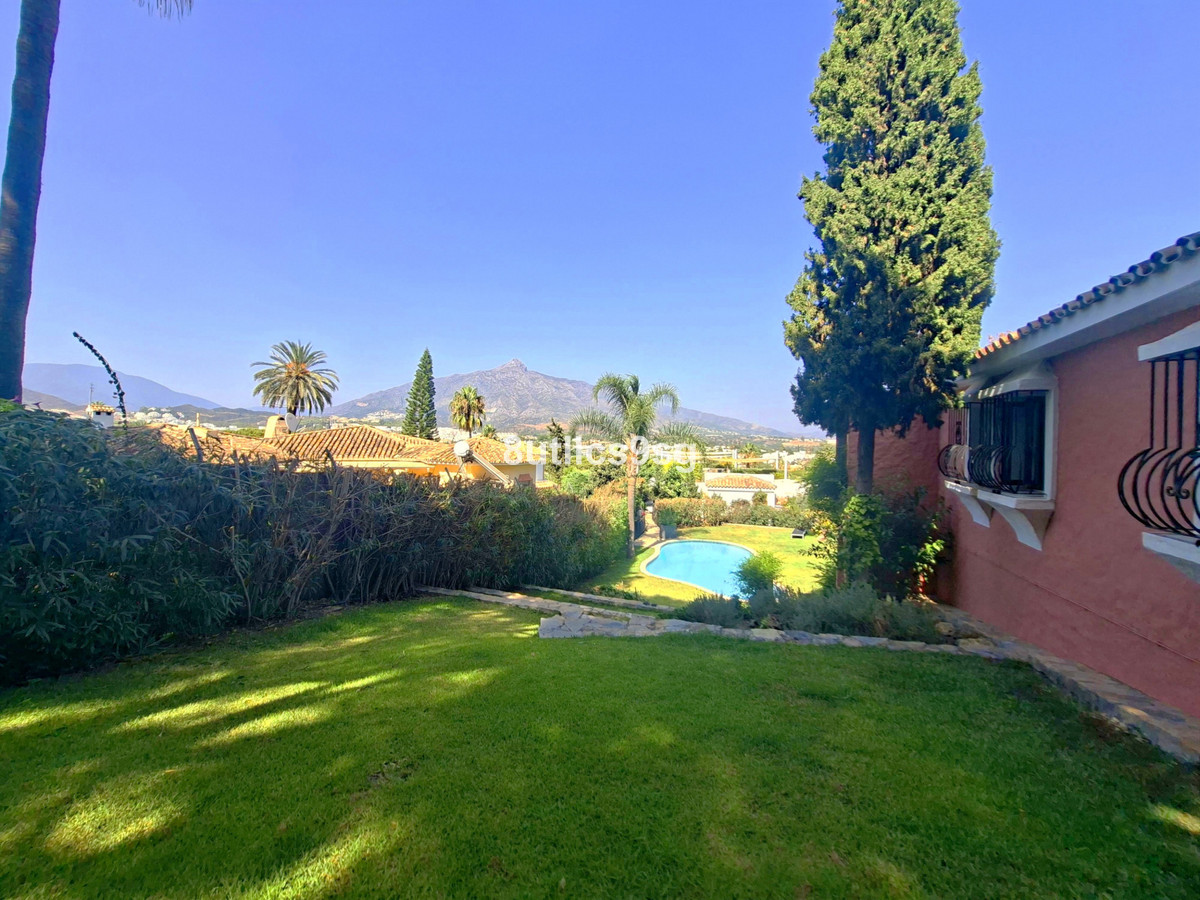 5 Bed Townhouse for sale in Aloha Costa Del Sol, Málaga, Spain