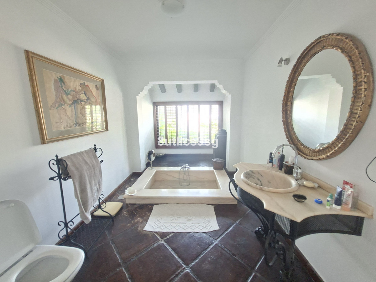 5 Bed Townhouse for sale in Aloha Costa Del Sol, Málaga, Spain