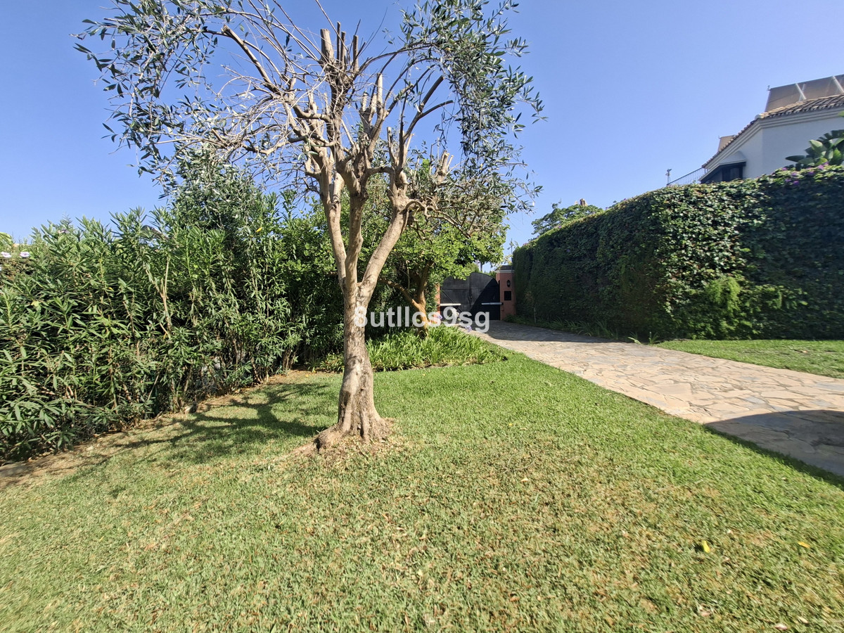 5 Bed Townhouse for sale in Aloha Costa Del Sol, Málaga, Spain