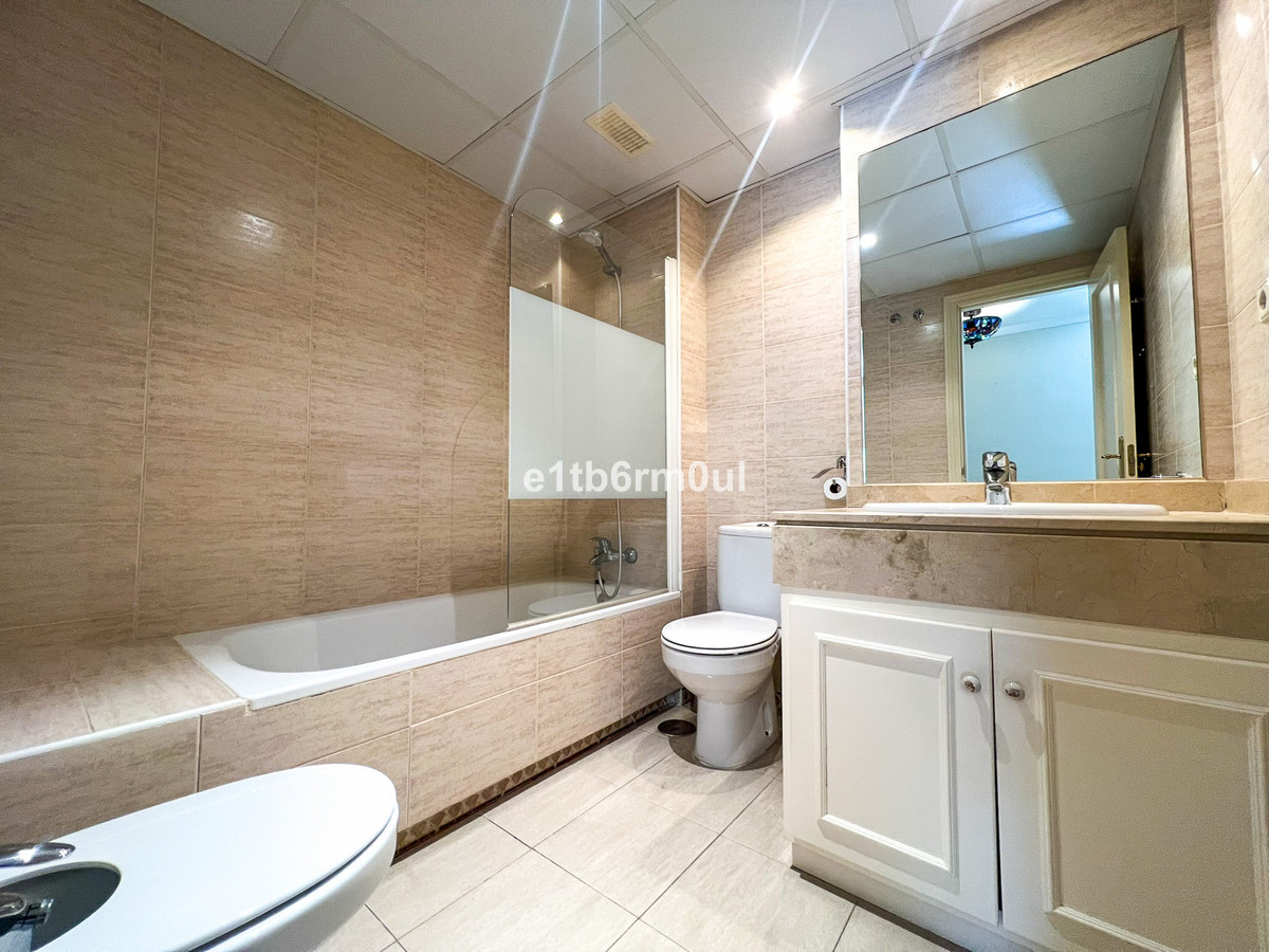 Se vende Apartamento Planta Media de 2 dormitorios en Costa Del Sol, Málaga, España