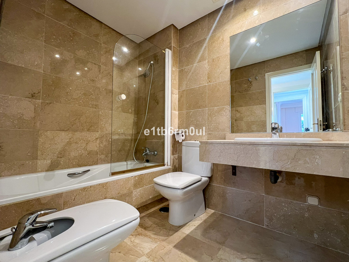 Se vende Apartamento Planta Media de 2 dormitorios en Costa Del Sol, Málaga, España