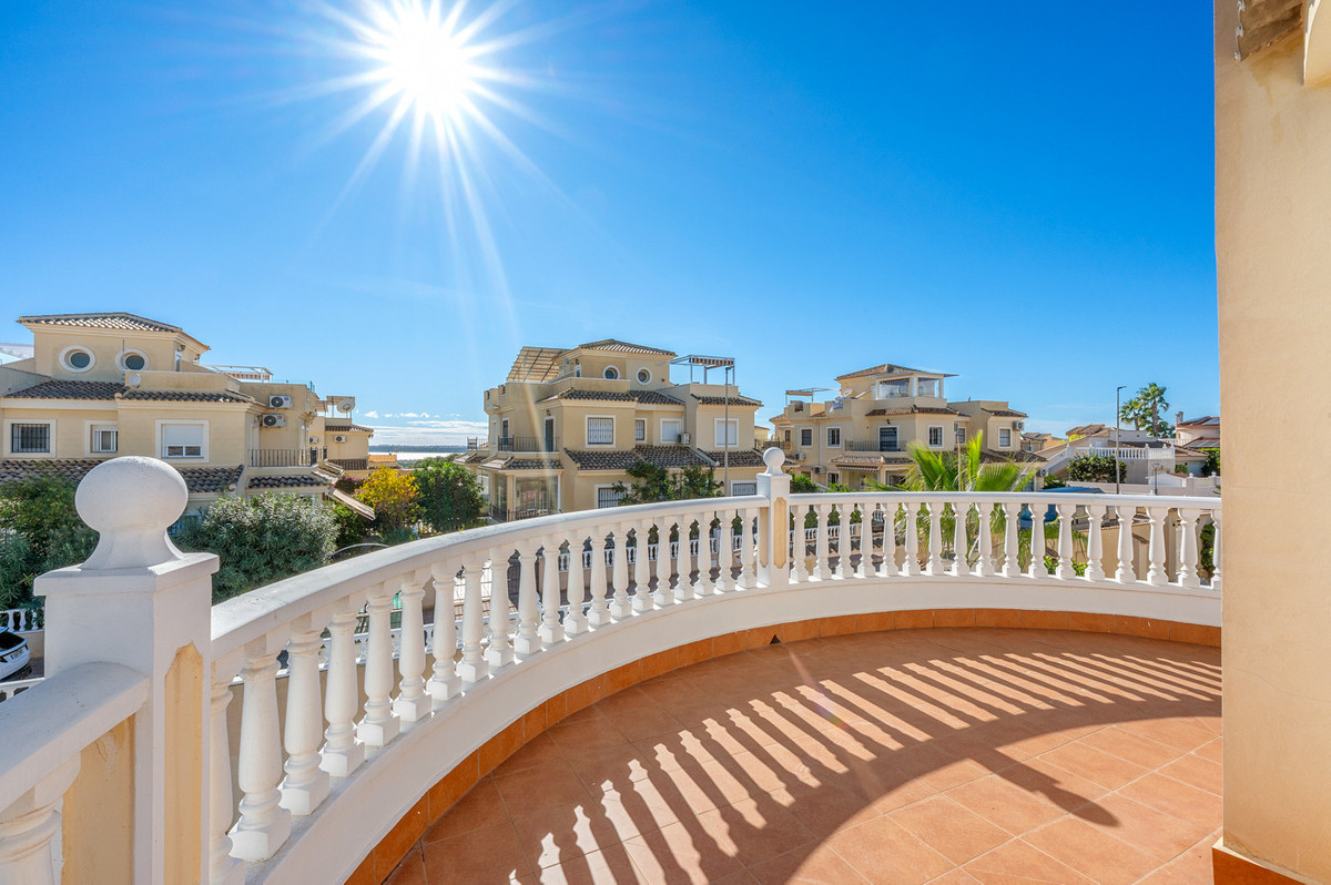 Se vende Villa - Chalet de 4 dormitorios en Costa Blanca, Alicante, España
