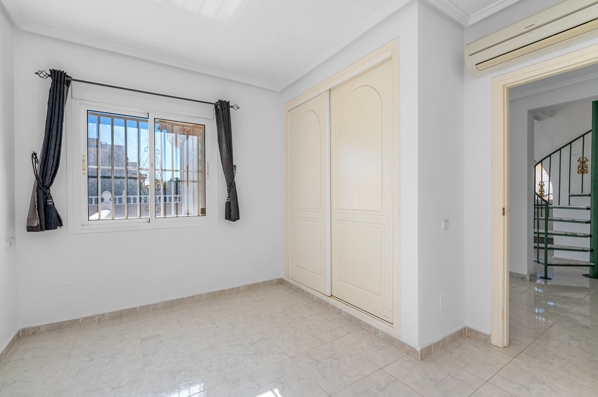 Se vende Villa - Chalet de 4 dormitorios en Costa Blanca, Alicante, España