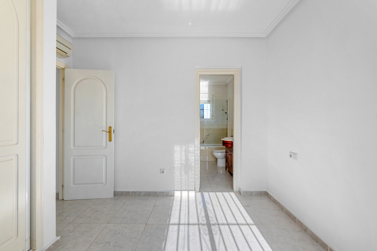 Se vende Villa - Chalet de 4 dormitorios en Costa Blanca, Alicante, España