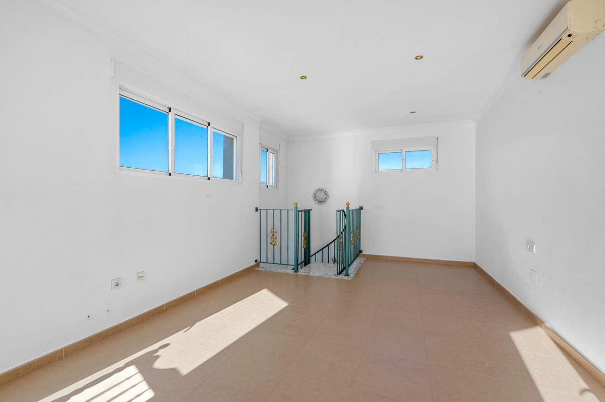 Se vende Villa - Chalet de 4 dormitorios en Costa Blanca, Alicante, España
