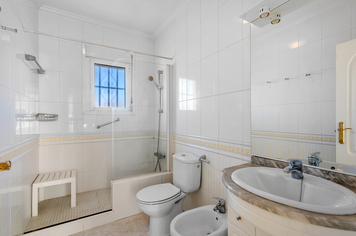 Se vende Villa - Chalet de 4 dormitorios en Costa Blanca, Alicante, España