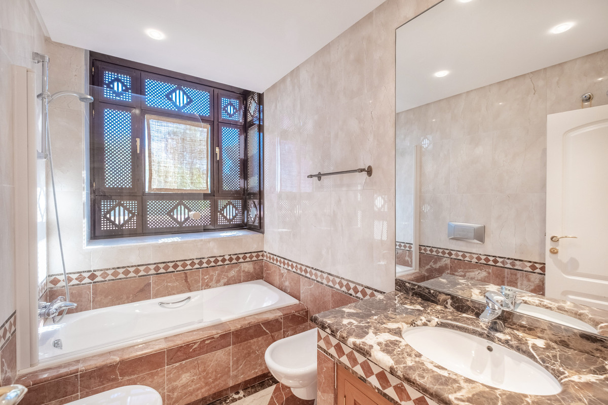 3 Bed Apartment for sale in The Golden Mile Costa Del Sol, Málaga, Spain
