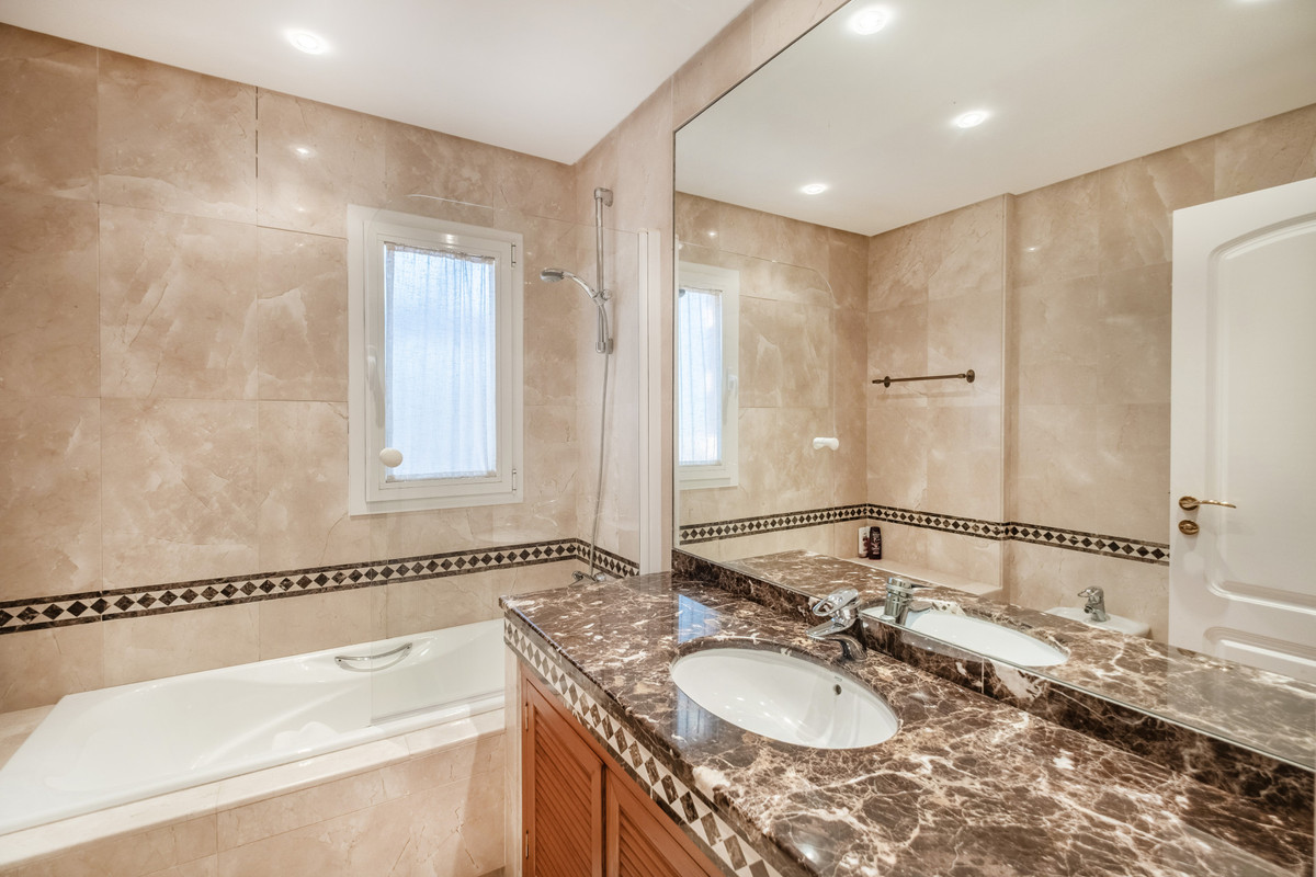 3 Bed Apartment for sale in The Golden Mile Costa Del Sol, Málaga, Spain
