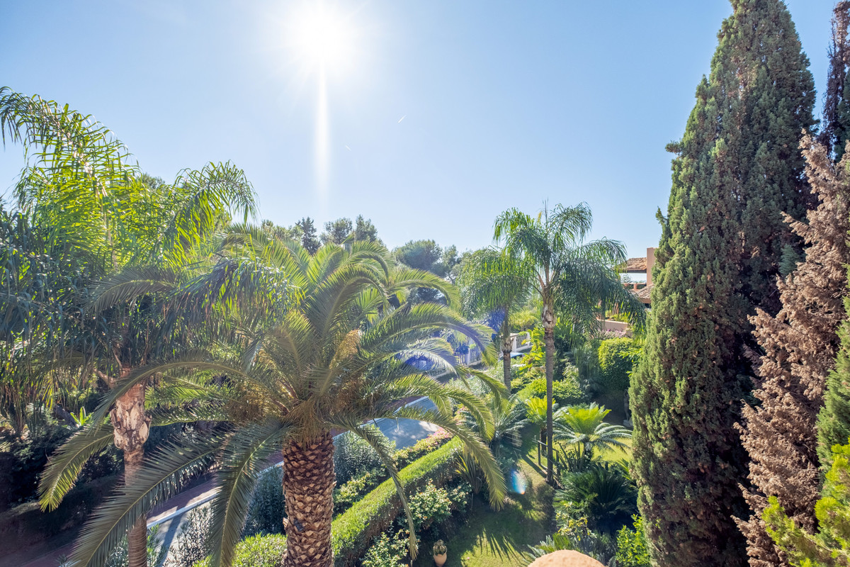 3 Bed Apartment for sale in The Golden Mile Costa Del Sol, Málaga, Spain