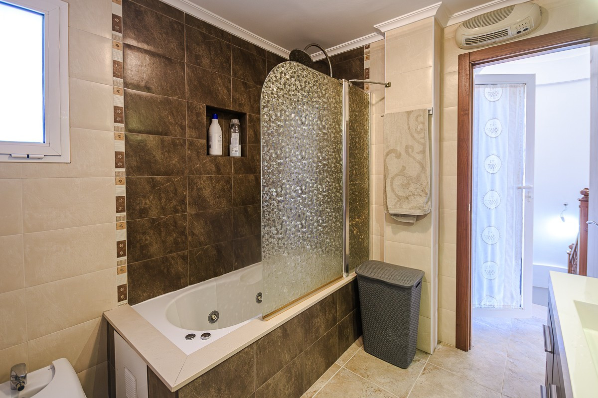 Se vende Villa - Chalet de 4 dormitorios en Costa Blanca, Alicante, España