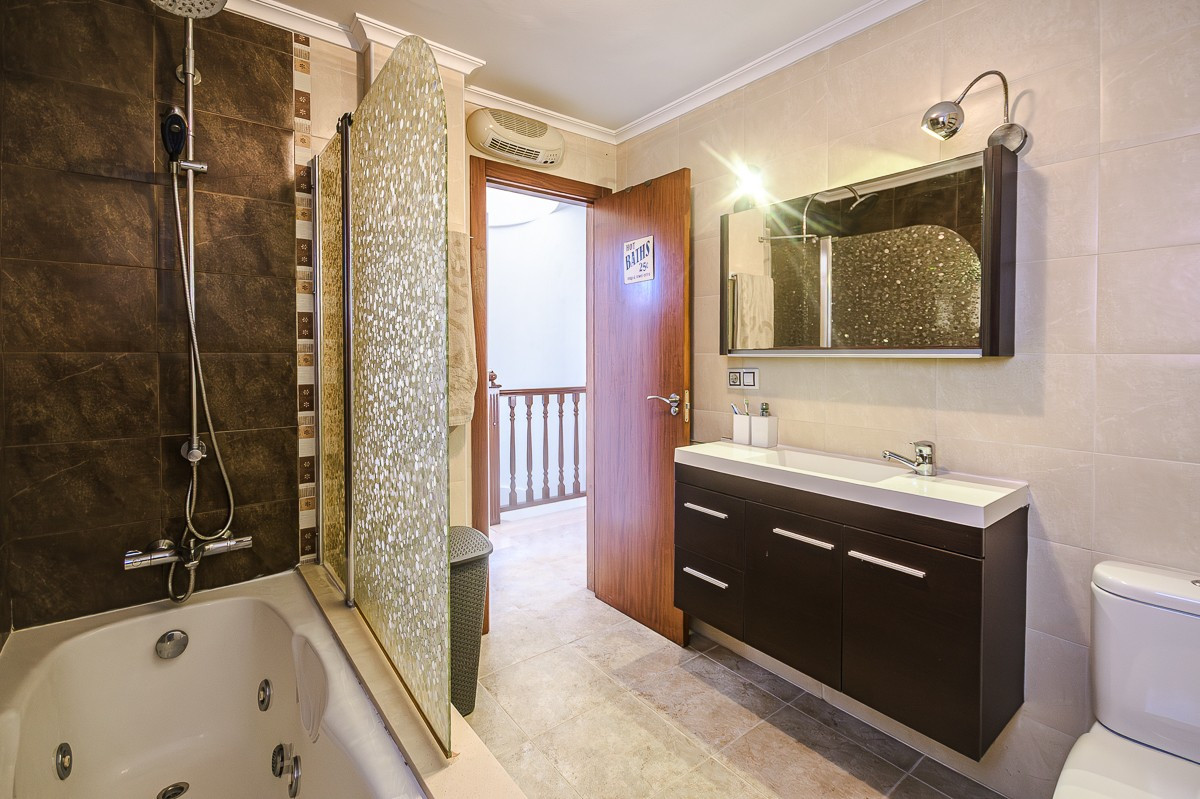 Se vende Villa - Chalet de 4 dormitorios en Costa Blanca, Alicante, España