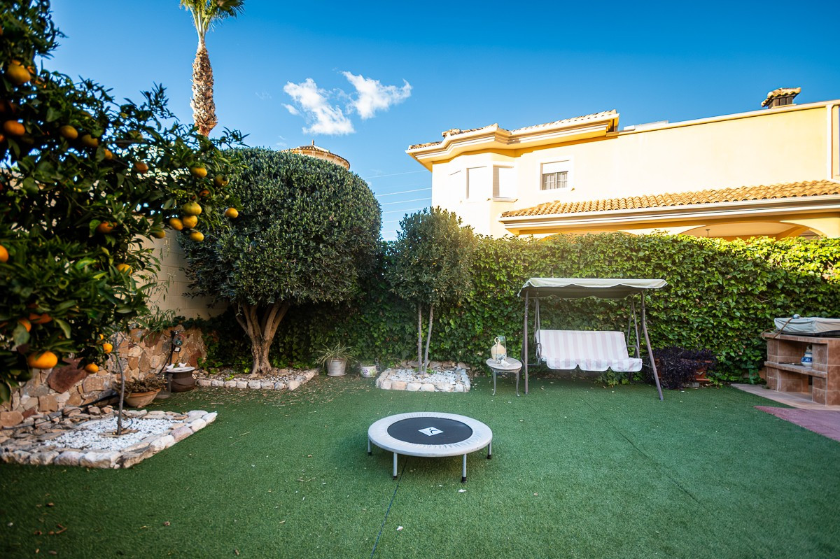 Se vende Villa - Chalet de 4 dormitorios en Costa Blanca, Alicante, España