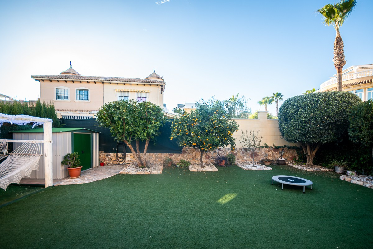 Se vende Villa - Chalet de 4 dormitorios en Costa Blanca, Alicante, España