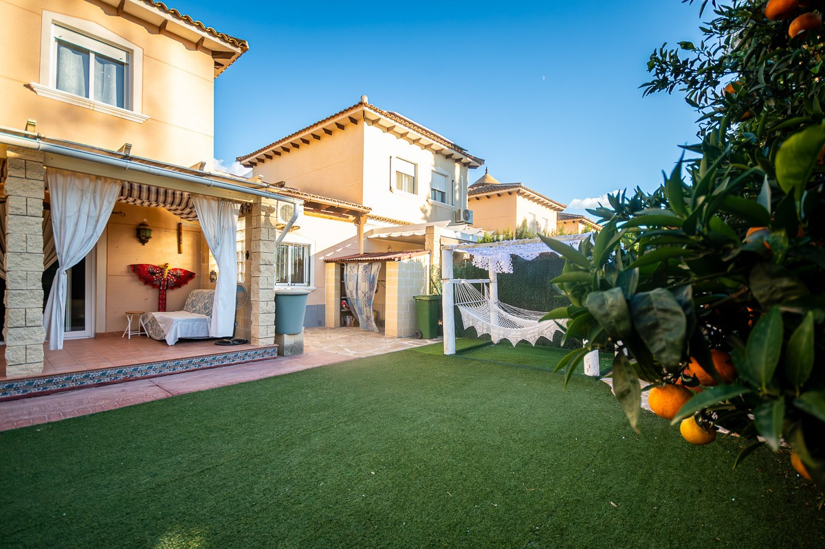 Se vende Villa - Chalet de 4 dormitorios en Costa Blanca, Alicante, España