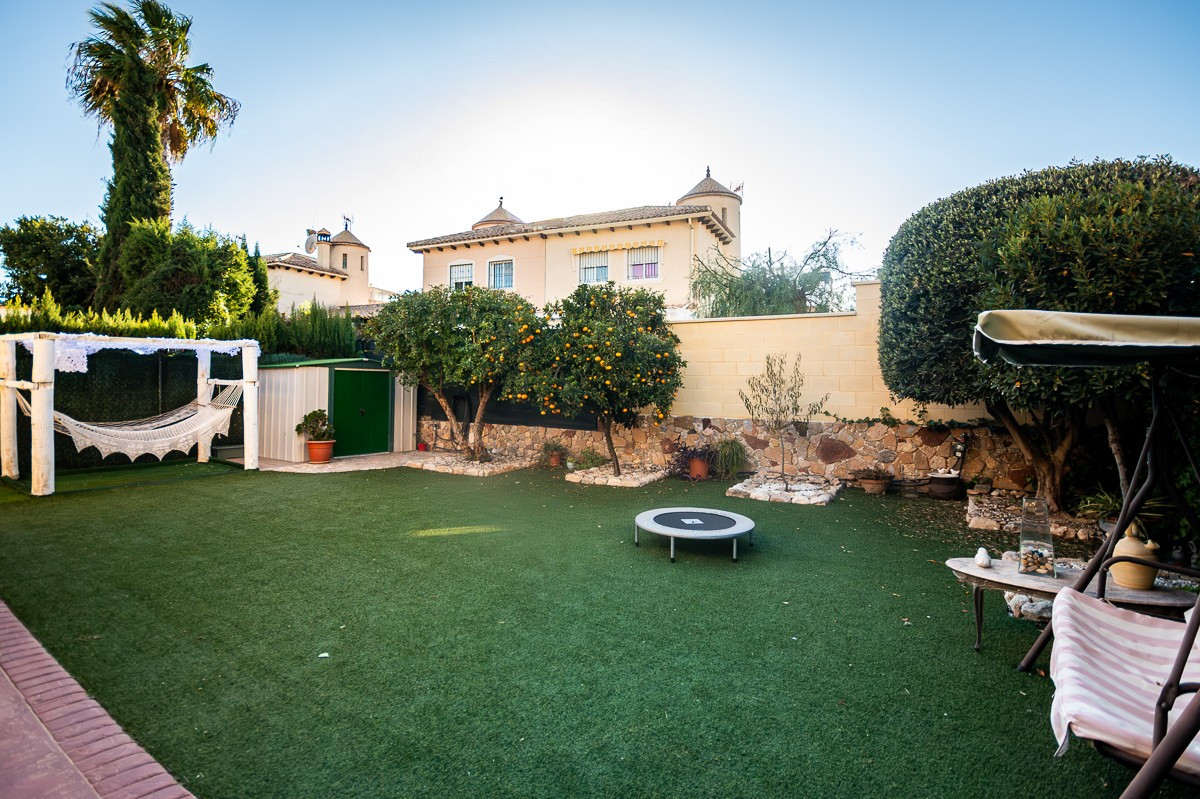 Se vende Villa - Chalet de 4 dormitorios en Costa Blanca, Alicante, España