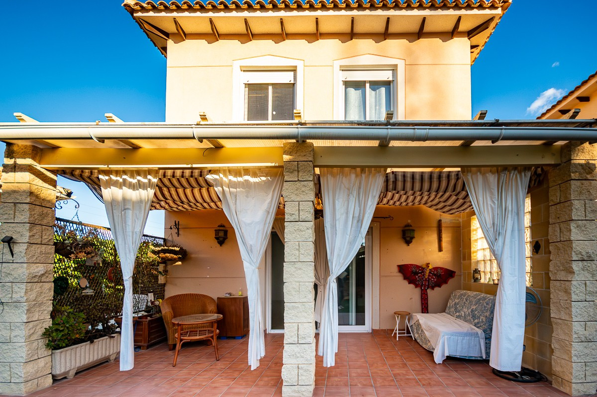 Se vende Villa - Chalet de 4 dormitorios en Costa Blanca, Alicante, España