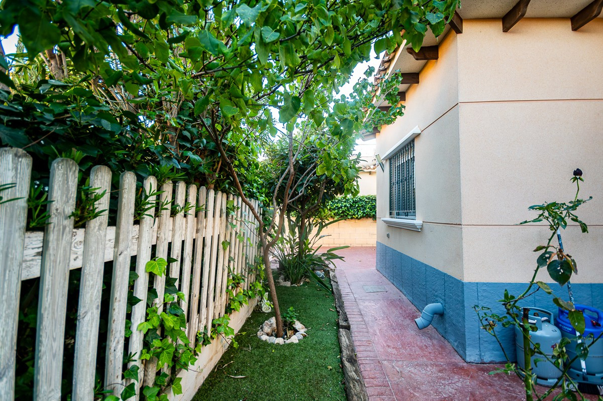 Se vende Villa - Chalet de 4 dormitorios en Costa Blanca, Alicante, España