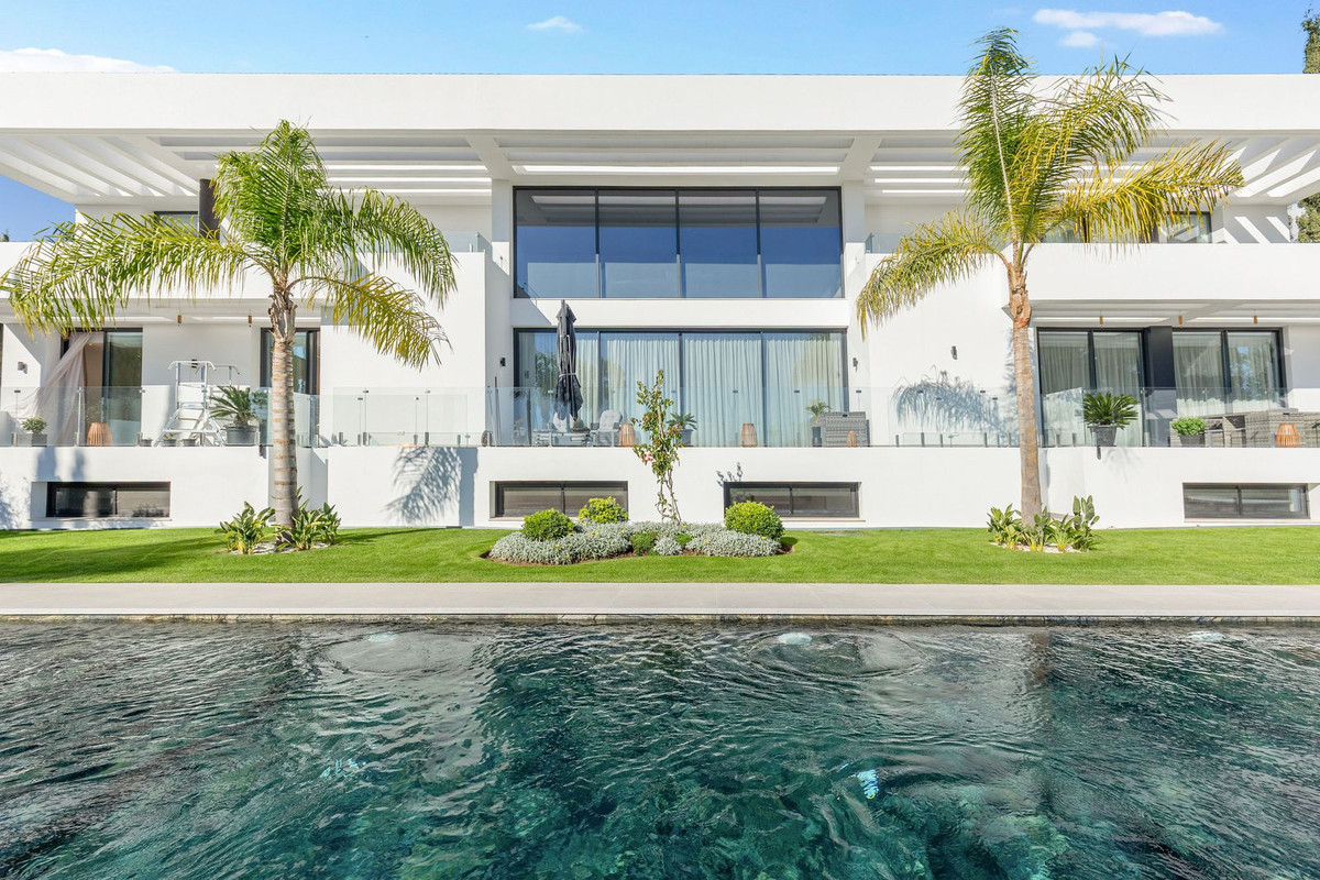 Se vende Villa - Chalet de 5 dormitorios en Costa Del Sol, Málaga, España