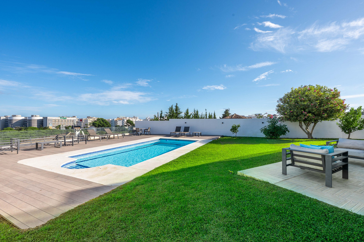 5 Bed Townhouse for sale in Nueva Andalucía Costa Del Sol, Málaga, Spain