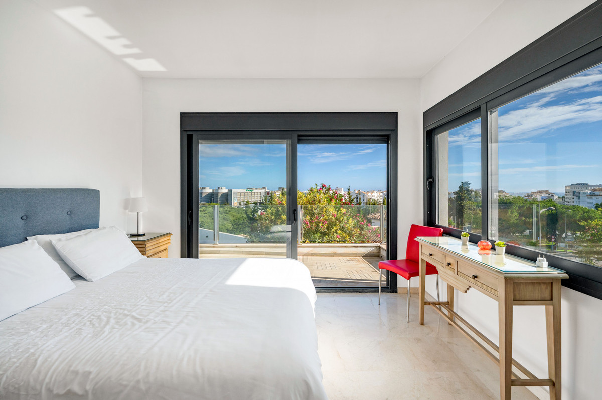 5 Bed Townhouse for sale in Nueva Andalucía Costa Del Sol, Málaga, Spain