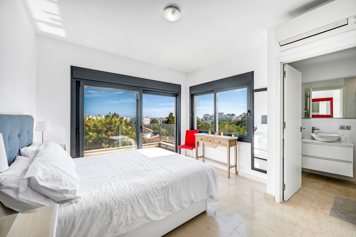 5 Bed Townhouse for sale in Nueva Andalucía Costa Del Sol, Málaga, Spain