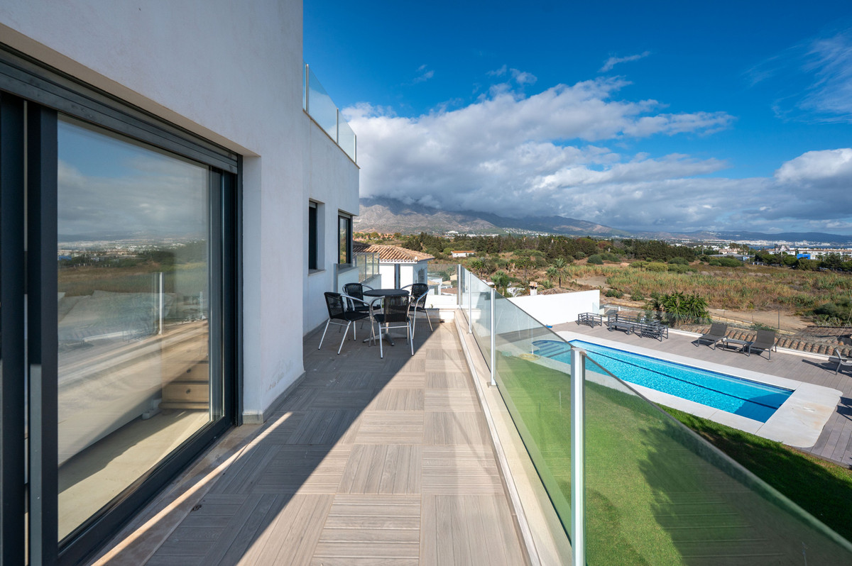 5 Bed Townhouse for sale in Nueva Andalucía Costa Del Sol, Málaga, Spain