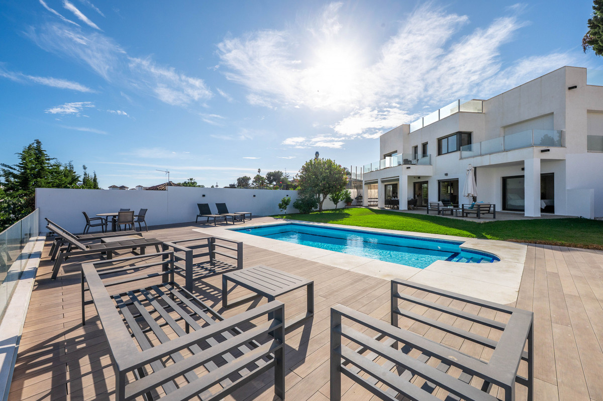 5 Bed Townhouse for sale in Nueva Andalucía Costa Del Sol, Málaga, Spain