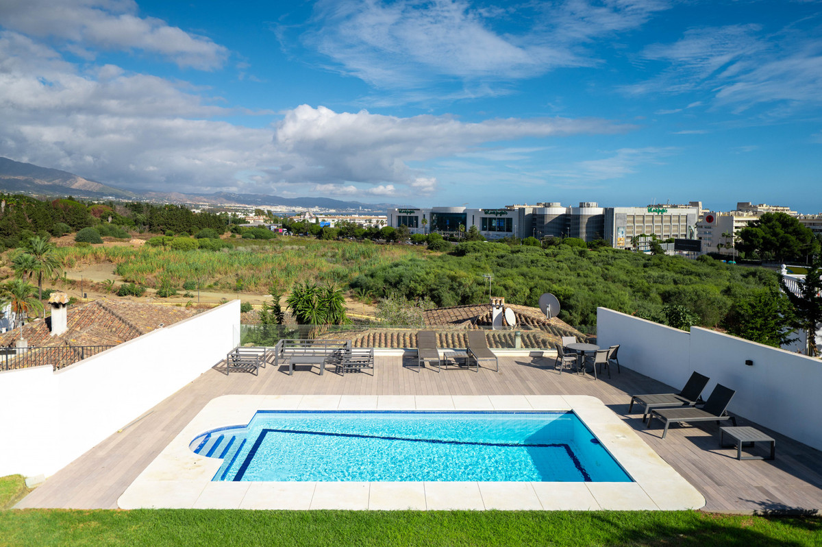 5 Bed Townhouse for sale in Nueva Andalucía Costa Del Sol, Málaga, Spain