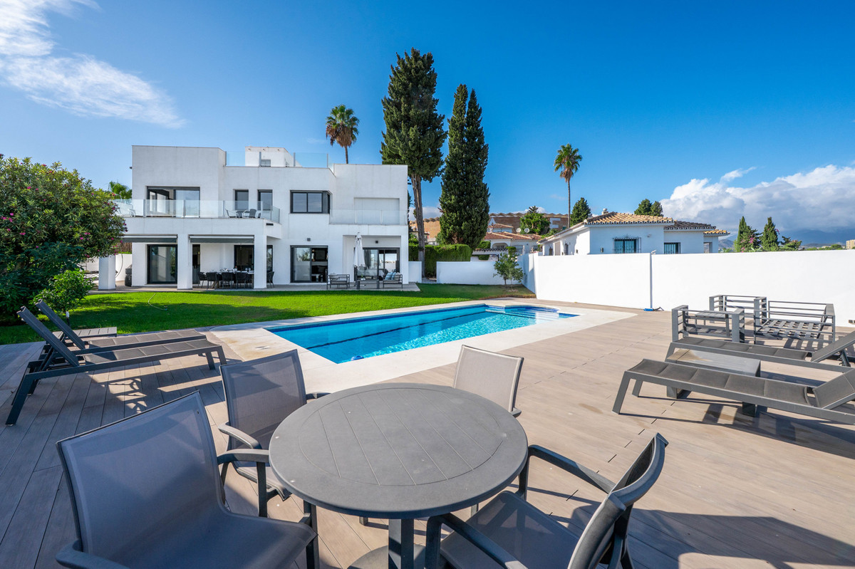 5 Bed Townhouse for sale in Nueva Andalucía Costa Del Sol, Málaga, Spain