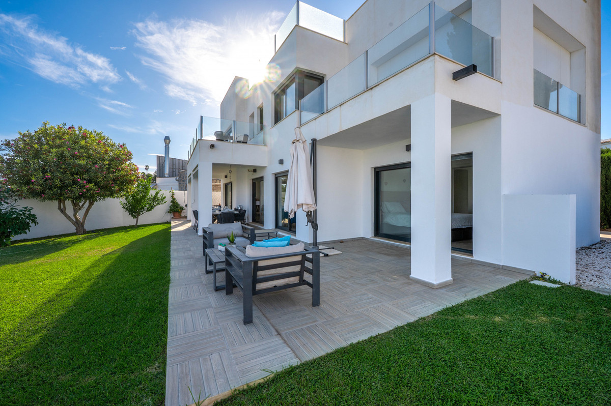 5 Bed Townhouse for sale in Nueva Andalucía Costa Del Sol, Málaga, Spain