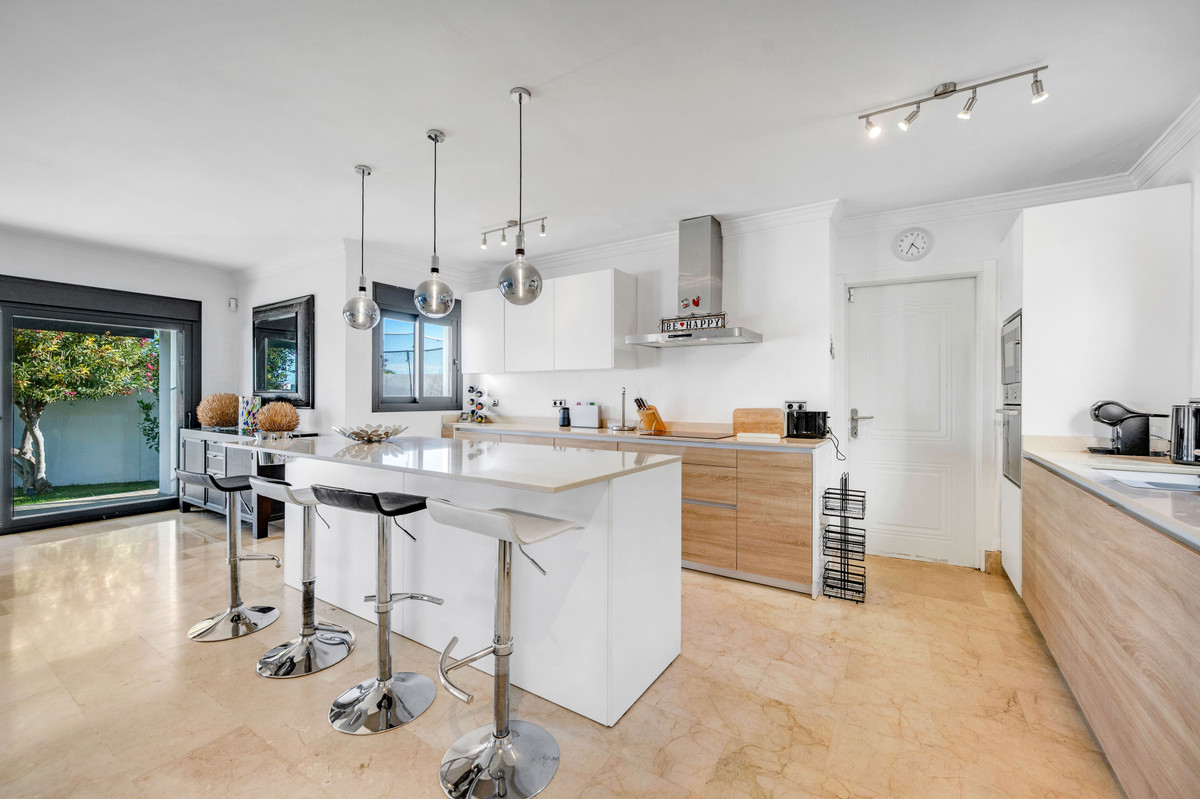 5 Bed Townhouse for sale in Nueva Andalucía Costa Del Sol, Málaga, Spain