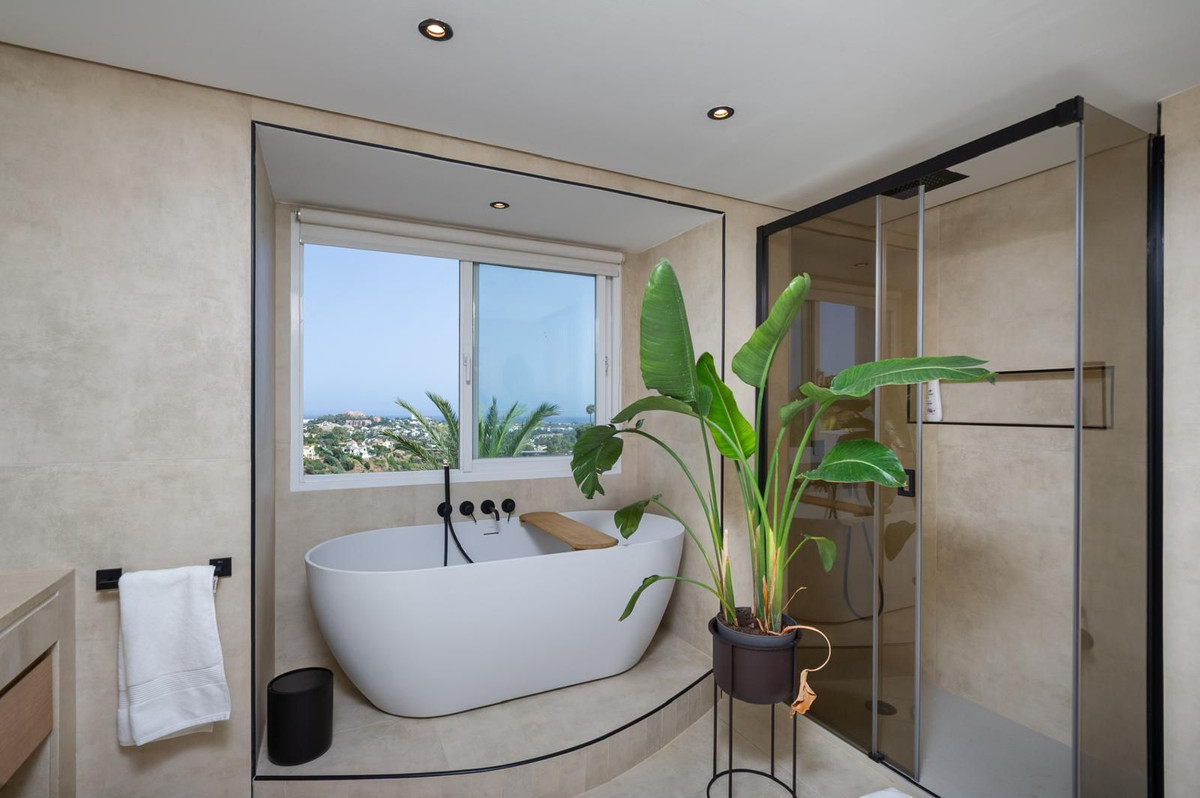 3 Bed Apartment for sale in La Quinta Costa Del Sol, Málaga, Spain