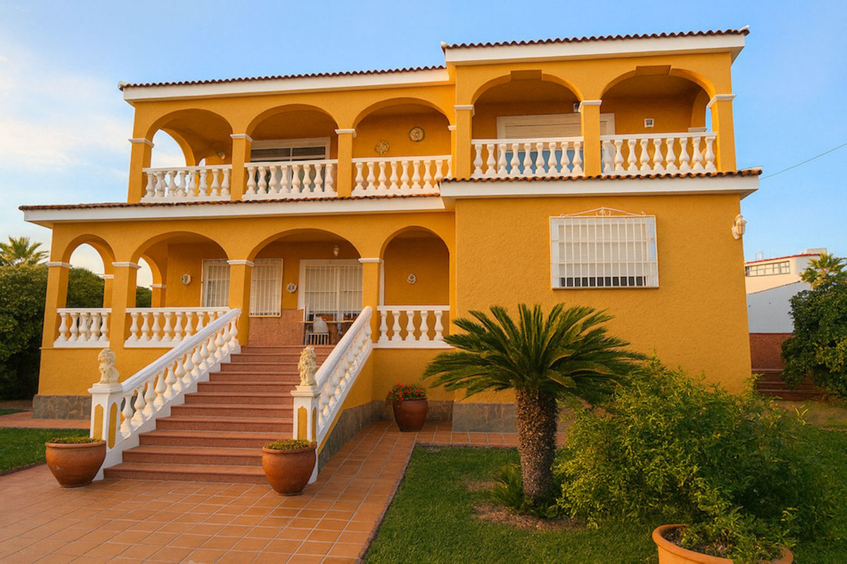 Se vende Villa - Chalet de 3 dormitorios en Costa Del Sol, Málaga, España