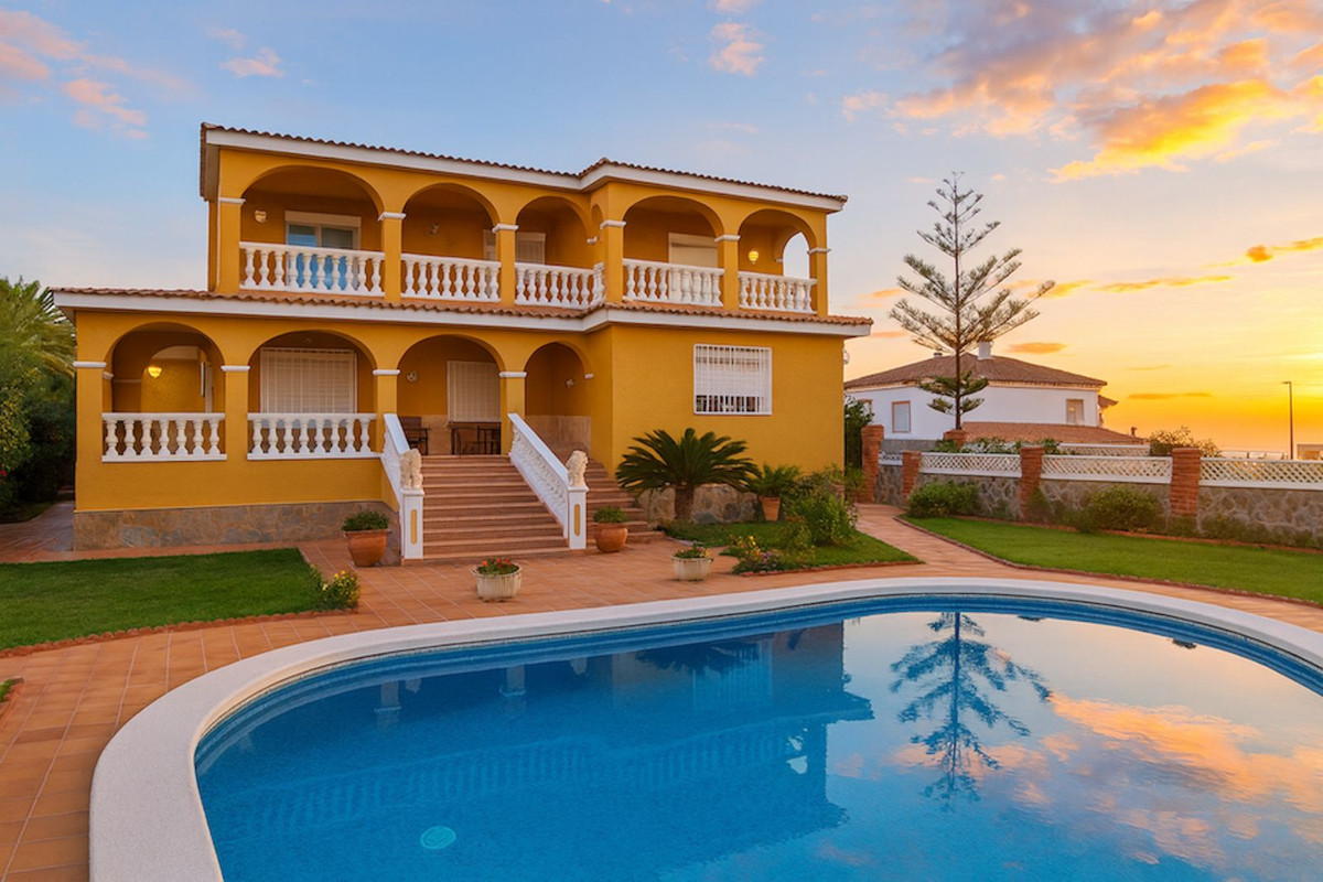 Se vende Villa - Chalet de 3 dormitorios en Costa Del Sol, Málaga, España