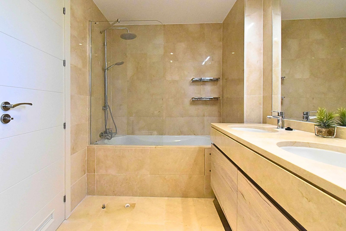 Se vende Apartamento Planta Media de 2 dormitorios en Costa Del Sol, Málaga, España
