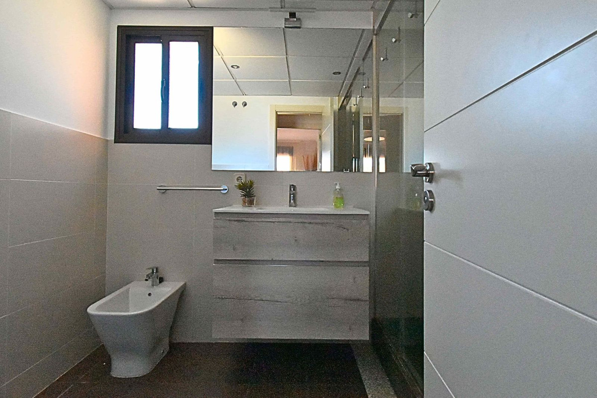 Se vende Apartamento Planta Media de 2 dormitorios en Costa Del Sol, Málaga, España