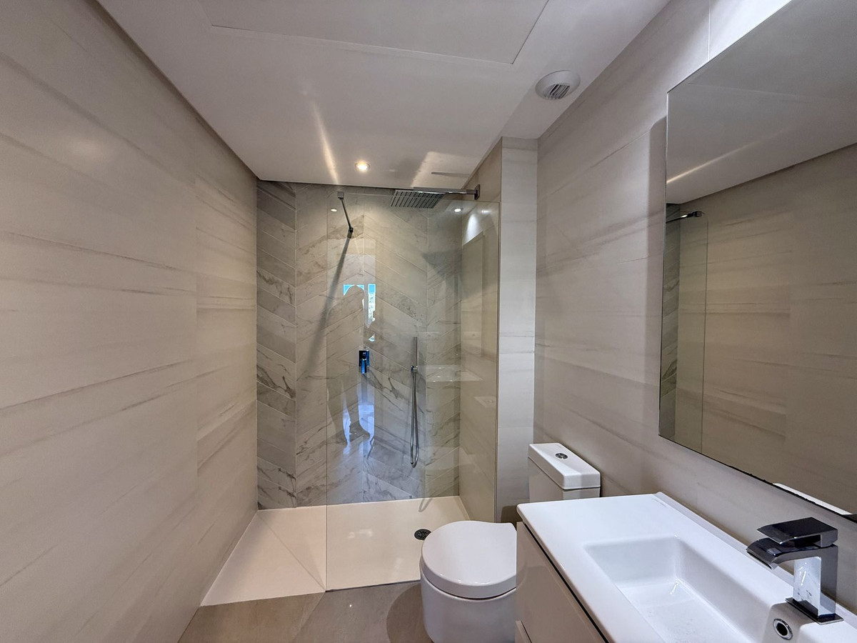 Se vende Apartamento Planta Media de 3 dormitorios en Costa Del Sol, Cadiz, España