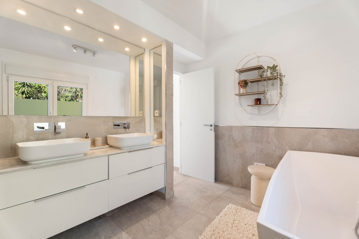 6 Bed Townhouse for sale in El Rosario Costa Del Sol, Málaga, Spain