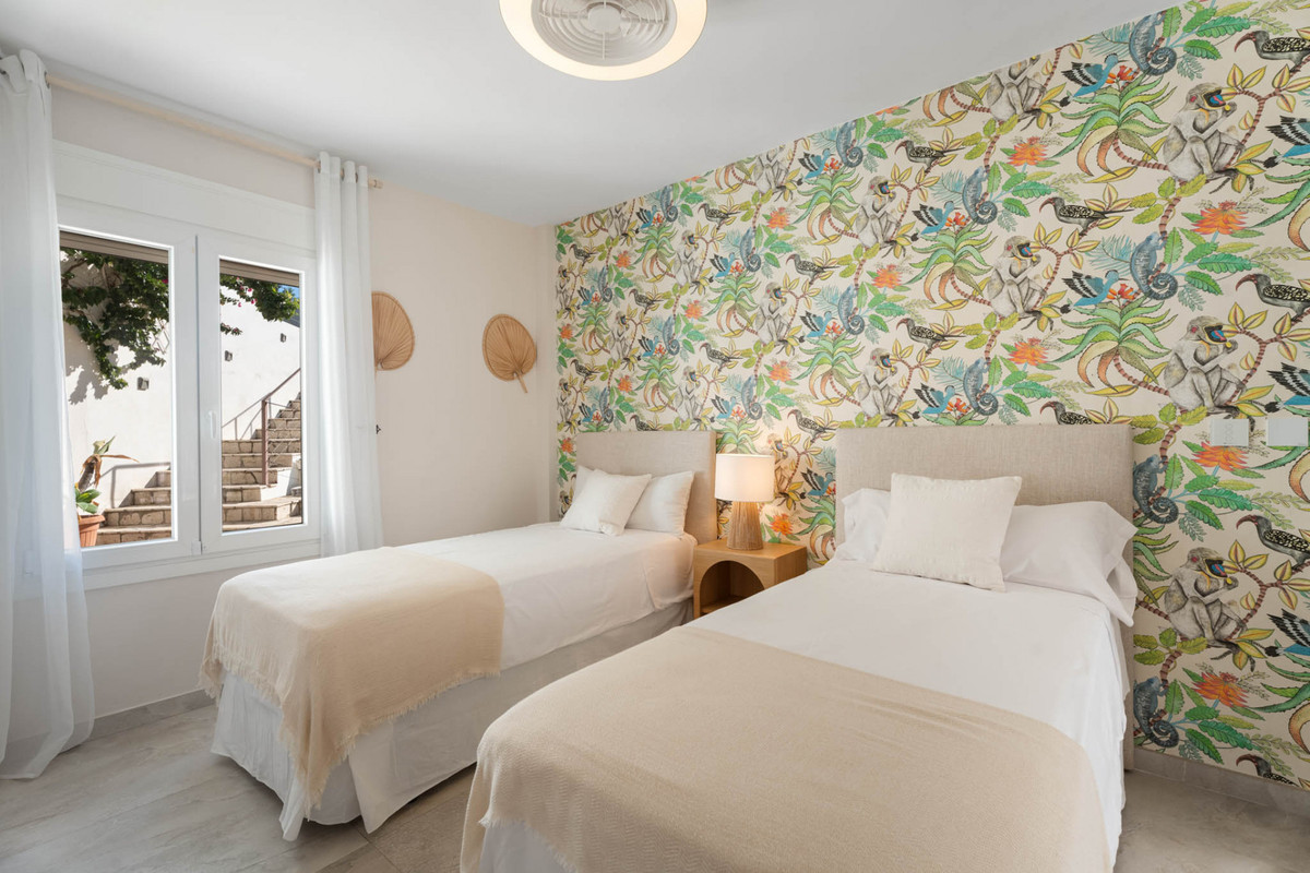 6 Bed Townhouse for sale in El Rosario Costa Del Sol, Málaga, Spain