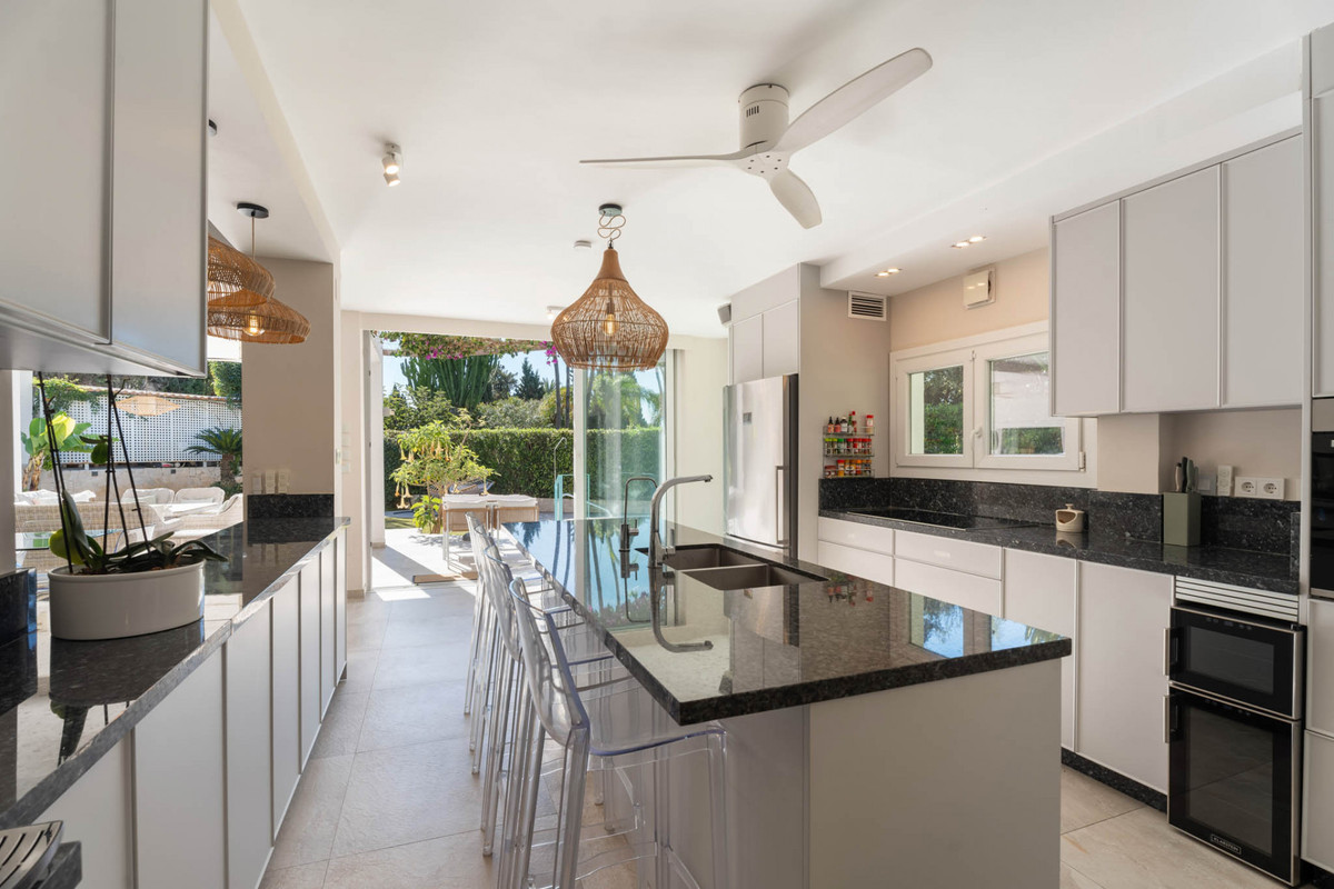 6 Bed Townhouse for sale in El Rosario Costa Del Sol, Málaga, Spain