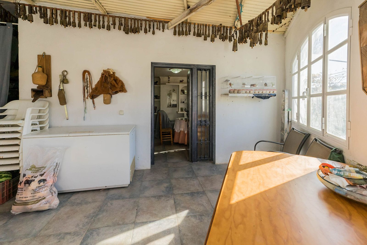 4 Bed Townhouse for sale in Tolox Costa Del Sol, Málaga, Spain