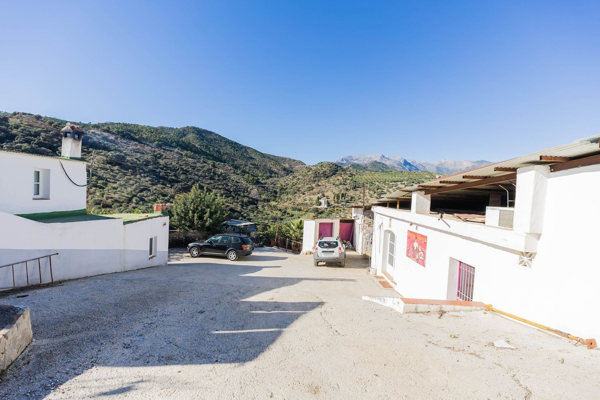 4 Bed Townhouse for sale in Tolox Costa Del Sol, Málaga, Spain