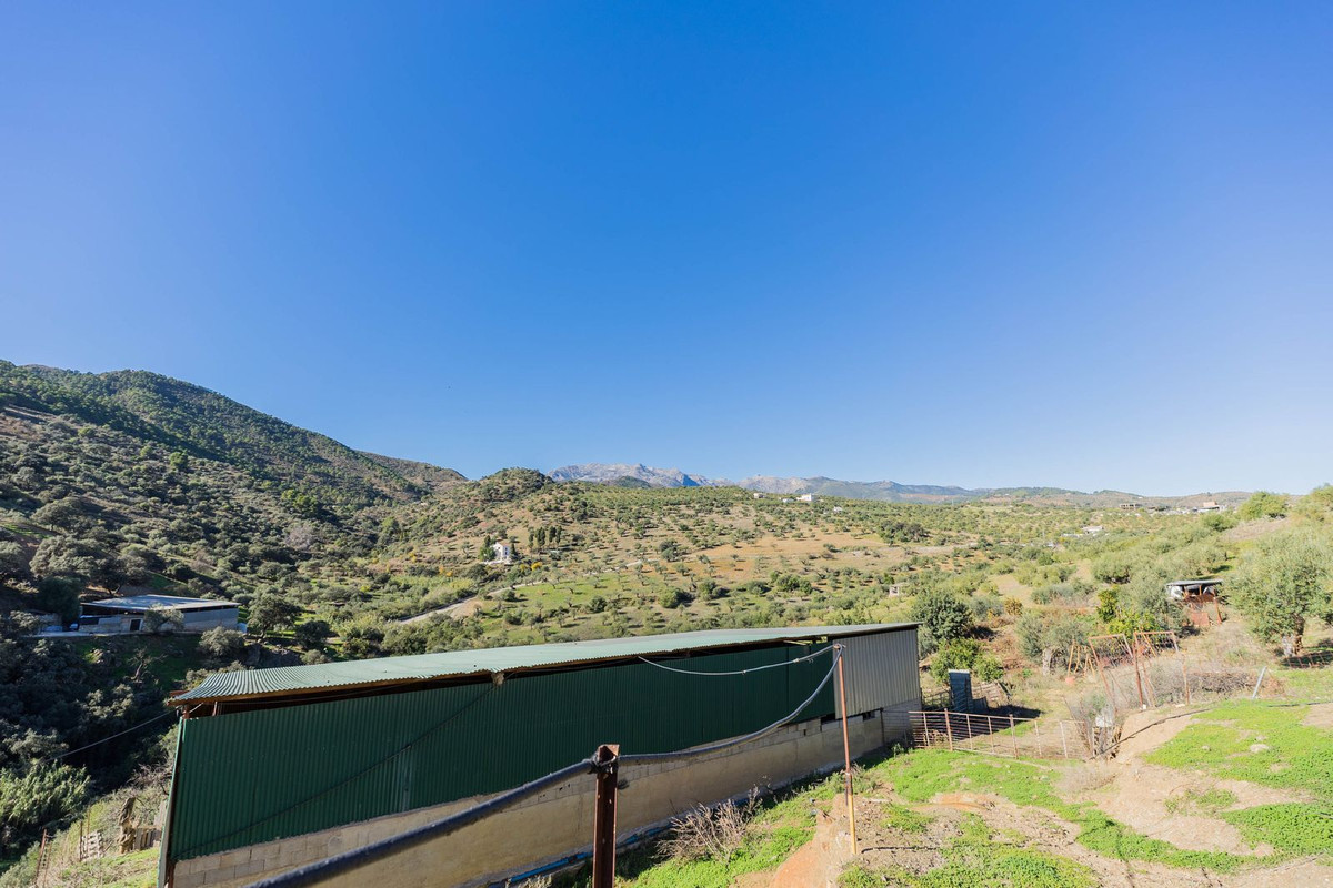 4 Bed Townhouse for sale in Tolox Costa Del Sol, Málaga, Spain