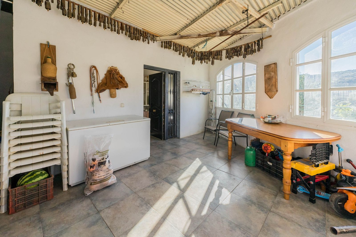4 Bed Townhouse for sale in Tolox Costa Del Sol, Málaga, Spain