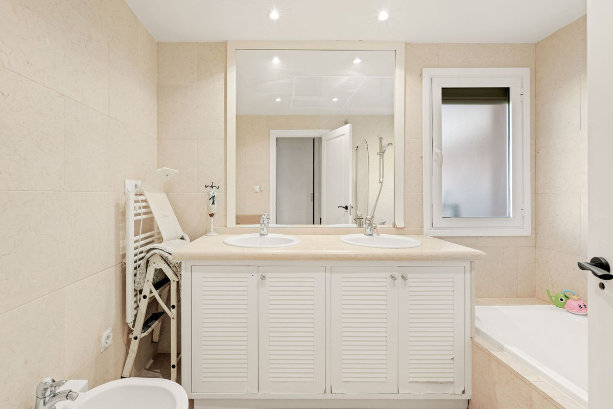 2 Bed Apartment for sale in Nueva Andalucía Costa Del Sol, Málaga, Spain