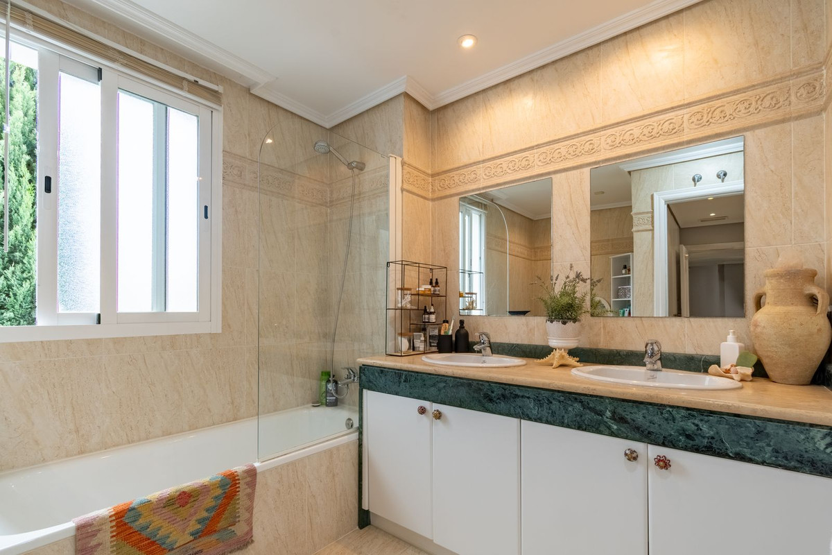 3 Bed Apartment for sale in Estepona Costa Del Sol, Málaga, Spain
